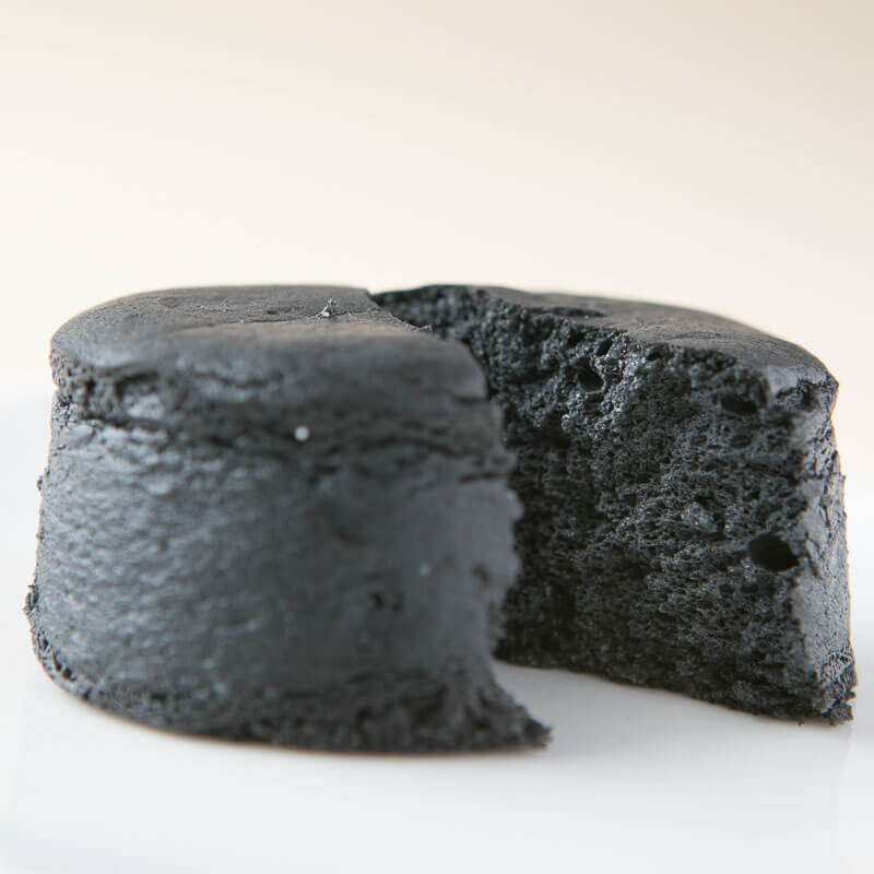 老舗茶舗千紀園の竹炭で真っ黒 濃チーズケーキ「黒まる」