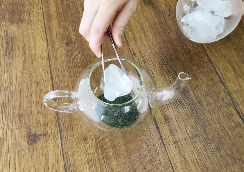 茶葉の上に氷をのせ、じっくり溶かす「氷出し」にすると、お茶の旨みがぎゅうっと凝縮されていきます
