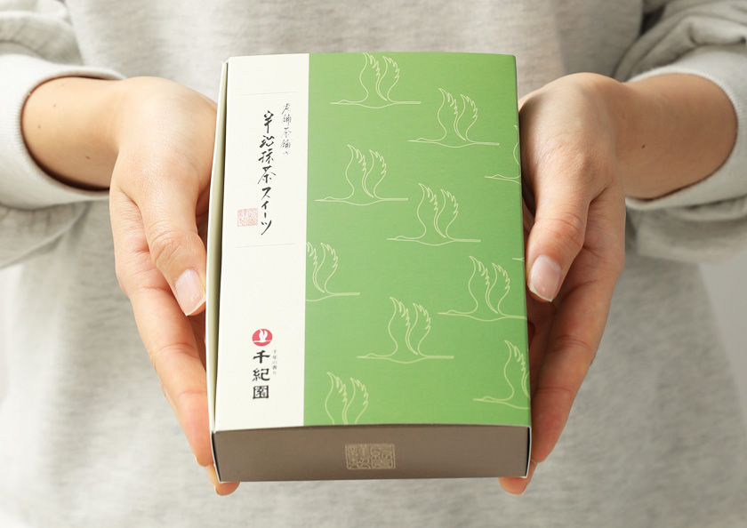 千紀園のマークである鶴が飛ぶ姿が描かれた和をイメージしたパッケージ