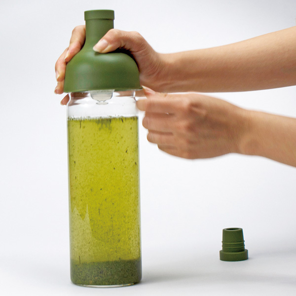 水出し緑茶を作るのにおすすめな、おしゃれなワインボトル型のフィルター付きボトルです